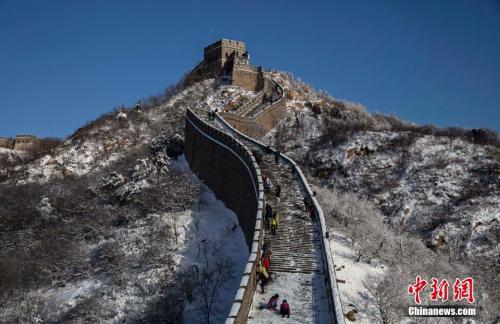 资料图:银装素裹的长城。图片来源:视觉中国