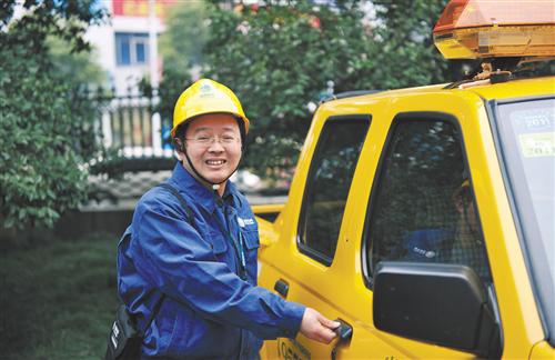 钱海军准备去社区进行电力维修。傅立韵摄