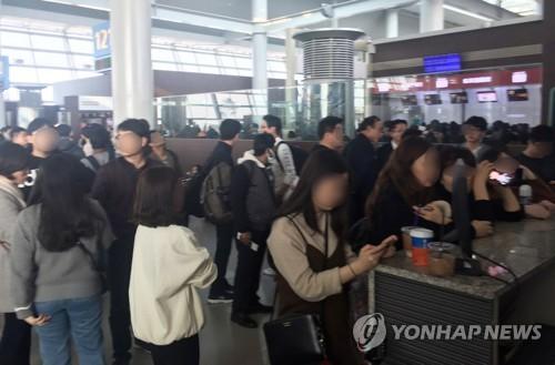 韩国仁川机场浓雾弥漫,大量航班延误或被迫返航(来源:韩联社)