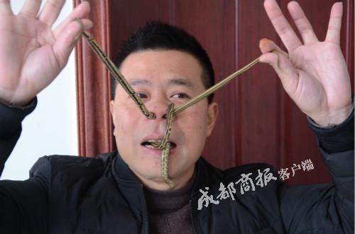 ▲刘红表演“蛇钻鼻孔”(危险动作,请勿模仿)
