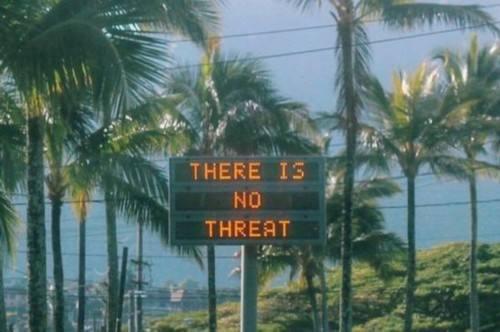 资料图片：1月13日，夏威夷发布导弹假警报后，通过告示牌通知民众没有威胁。（图片来源于网络）