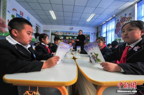 资料图:学生在教室上语文课。中新社记者 于海洋 摄