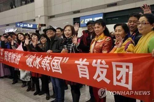 ▲12月2日晚,在仁川国际机场入境大厅,中国游客合影留念。这是中国政府放宽为反制“萨德”入韩而采取的赴韩团队游禁令后,中国团队游客首次抵韩。(韩联社)