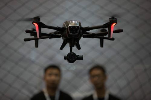 资料图片：8月23日，在北京亦创国际会展中心，工作人员在演示一款无人机。新华社记者 金立旺 摄
