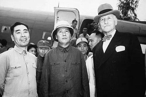 1945年12月20日，周恩来在延安欢迎美国特使赫尔利。