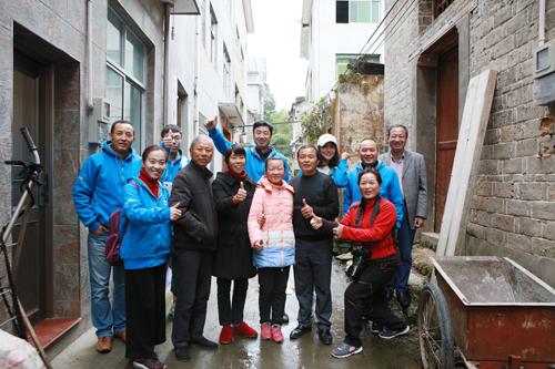 “大病医保”发起人姜贤正、罗晓伟、金鹰和亚丽与工作人员到浙江开化试点看望患儿 摄/张晨路