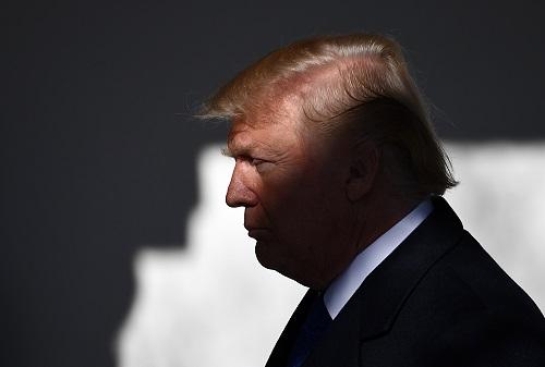 资料图片：2018年1月19日，美国总统特朗普在华盛顿白宫等待出席活动。新华社记者殷博古摄