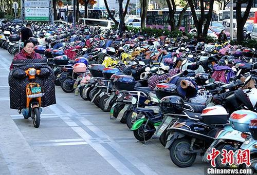 资料图:福州市民从停车场骑电动车准备出行。 中新社记者 张斌 摄