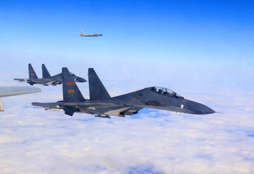 资料图片:空军轰-6K等多型多架战机开展远洋训练(11月19日摄)。新华社发