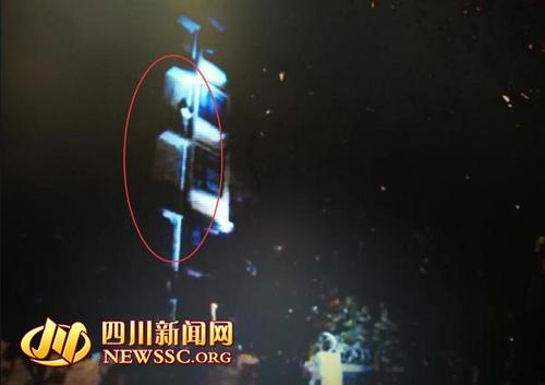 女子徒手爬上5楼后,站在空调外机平台上。