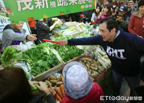 马英九到到兴隆市场发春联,引来一片骚动