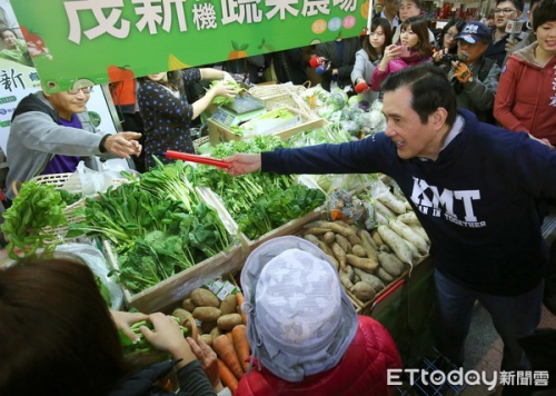 马英九到到兴隆市场发春联，引来一片骚动