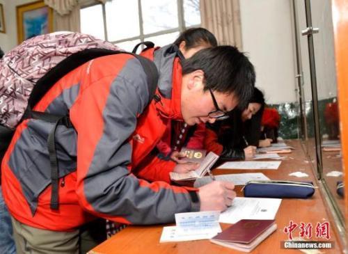 资料图：中国游客办理出国签证。