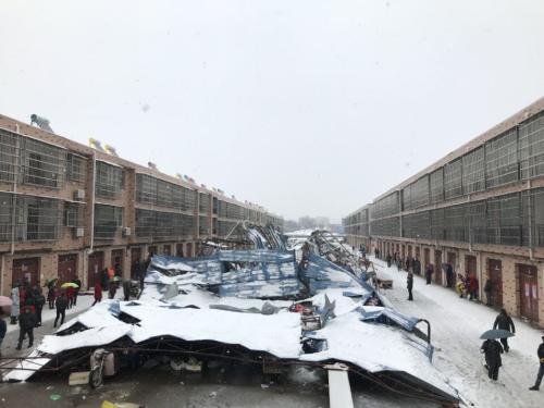 湖北日报网:湖北安陆菜市场被大雪压垮 13人获救