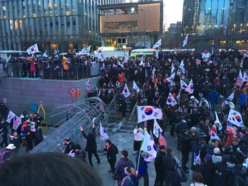 1519951842301676.jpg 1日下午,韩国保守团体将烛光造型物推倒