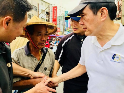 马英九先前下乡屏东,许多乡亲抢着跟他握手
