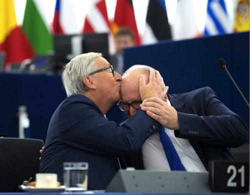 容克亲吻欧委会第一副主席弗兰斯·蒂默曼斯（Frans Timmermans）的额头。