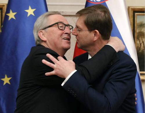 容克拥搂抱斯洛文尼亚总理米罗·采拉尔（Miro Cerar）。