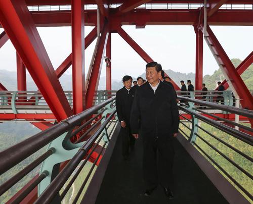 2013年11月3日至5日,中共中央总书记、国家主席、中央军委主席习近平在湖南考察。这是3日下午,习近平来到位于湖南吉首市的矮寨特大悬索桥考察。新华社记者兰红光摄