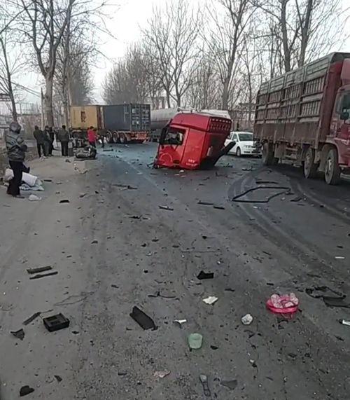 北京时间:货车遇车祸车头“离体” 车身又跑了10多米(图)