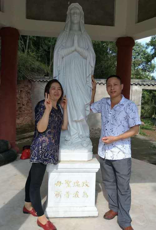 苏密斯和丈夫杨和生平前的合影