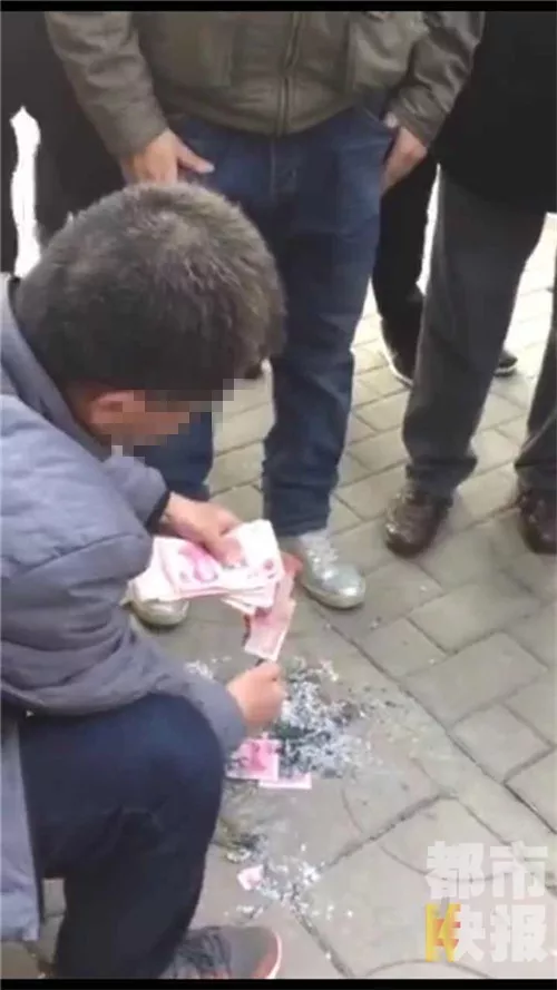 附近的市民也在劝阻这名男子,但是这名男子不听。