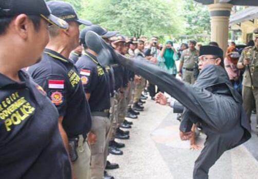 17日，印尼市长阿布杜踢向警察。（图源：《龙目岛邮报》）