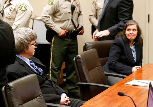 环球网:美国夫妇涉囚禁13名子女被诉 面带微笑拒不认罪