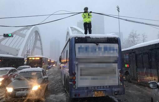 新华网:安徽大雪压断电缆 民警做临时支架被赞托举哥(图)