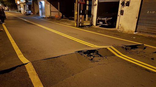 花莲多处道路受损。(图片来源:台媒)