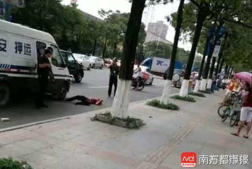 新浪综合:男子追砸运钞车被押运者枪击身亡 法院：防卫过当