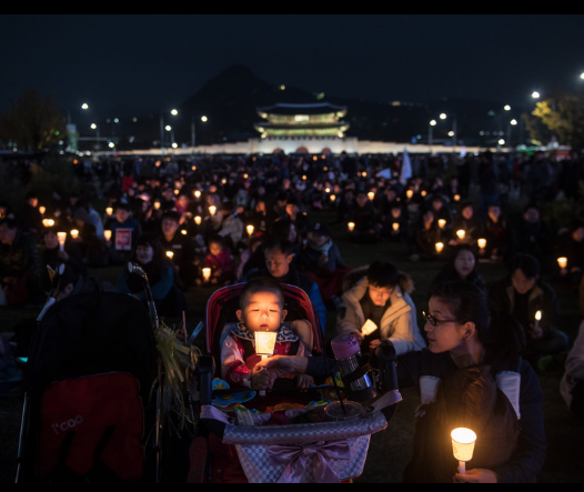 韩国民众举行烛光集会（图来自法新社）