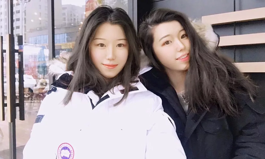 姐姐冯亚晞（右）和妹妹冯亚晗（左）