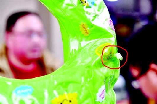 楚天都市报讯图为：红圈内为粘透明胶处