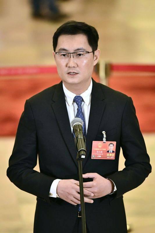 3月5日,第十三届全国人民代表大会第一次会议在北京人民大会堂开幕。这是全国人大代表马化腾在“代表通道”接受采访。 新华社记者 刘金海 摄