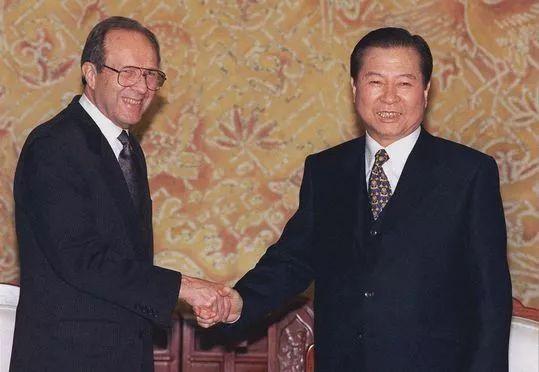 1998年12月拜访金大中总统(右侧)的美国前对朝政策协调官威廉·佩里。来源:韩国《中央日报》