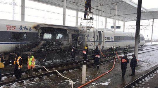 中国经营报:青岛开往杭州G281次动车着火 车体已烧穿(图)