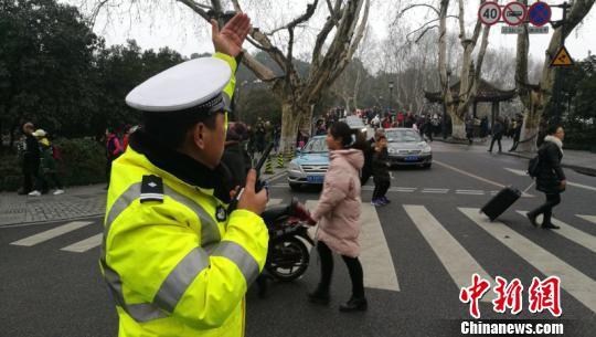 春节假期，杭州公安交警正在景区指挥交通。　杭州公安交警部门 供图 摄