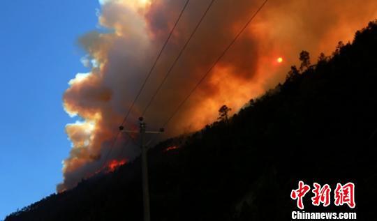火场浓烟遮住了太阳。 杨俊辉 摄