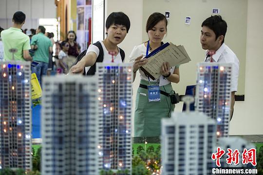 资料图:市民在房展会上看房。中新社发 骆云飞 摄