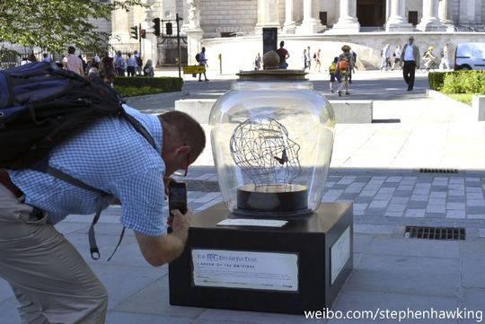 霍金以“周庄梦蝶”为灵感设计的梦想瓶放在了伦敦圣保罗大教堂前展览
