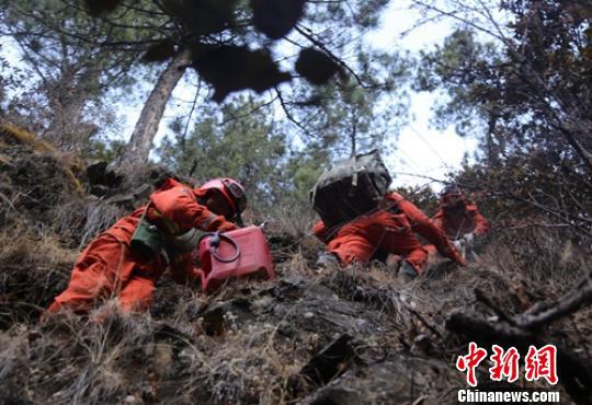 森警官兵爬山奔赴火场灭火。 杨俊辉 摄