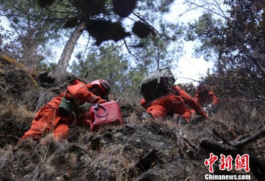 森警官兵爬山奔赴火场灭火。　杨俊辉 摄