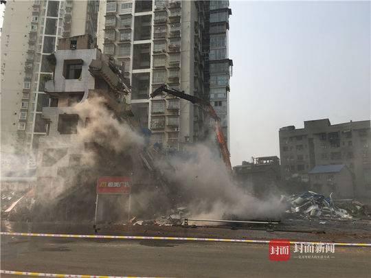 拆除6层旧楼现场图
