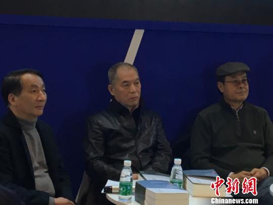 梁晓声(中)出席首发式