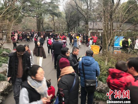 春节假期，位于杭州西湖景区的灵隐寺游客众多。　张斌 摄