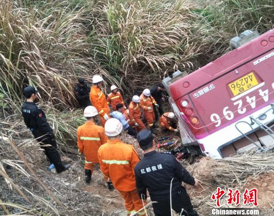 资料图:江西省赣州市2月20日发生一起客车侧翻事故,已致11人死亡20人受伤。 苏木生摄 来自中新网