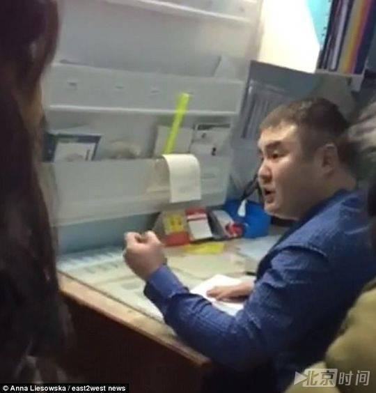 北京时间:女子夜店被打后就医发现医生就是施暴者 又被暴打