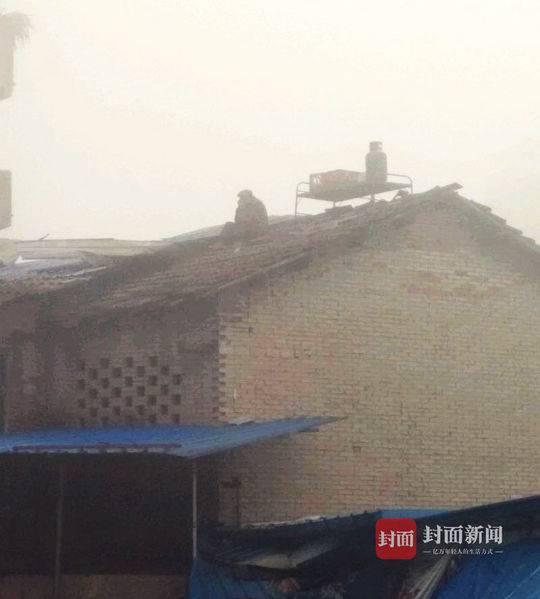 老人与依法拆迁工作组短暂对峙