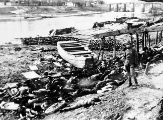 日本兵在南京下关大屠杀现场